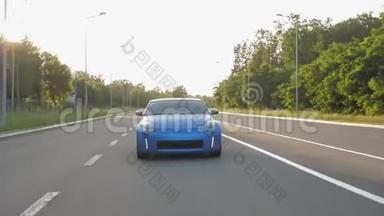 蓝色跑车在城市高速公路上行驶